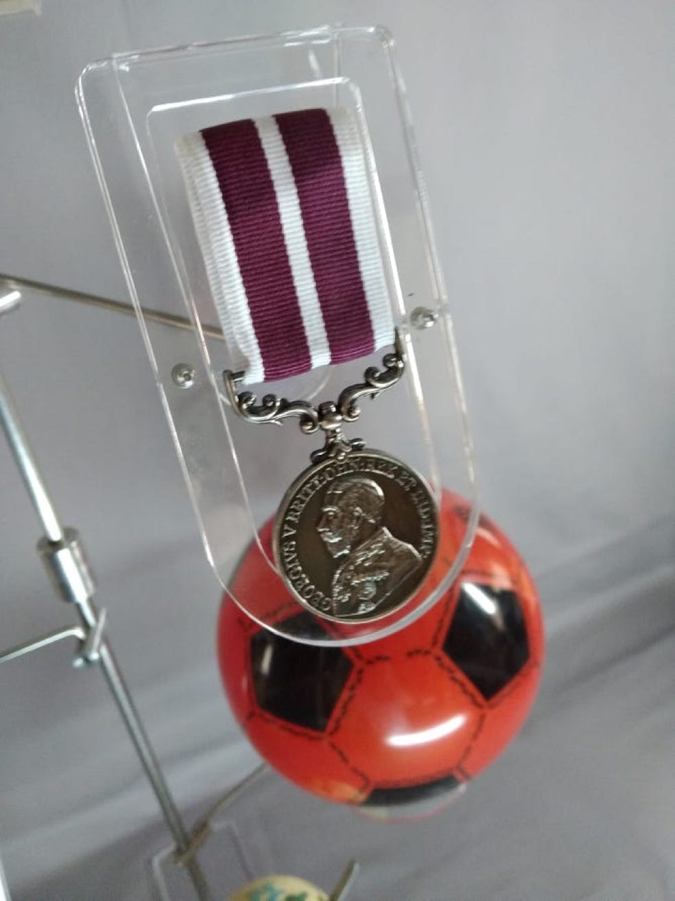 Cost effective object mount display stand